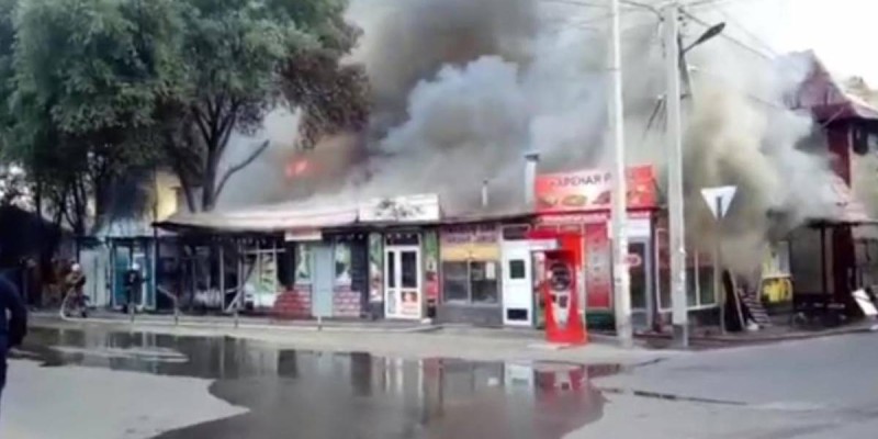 Полыхающая гостиница в Алматы: спасатели поделились видео с места ЧП.
