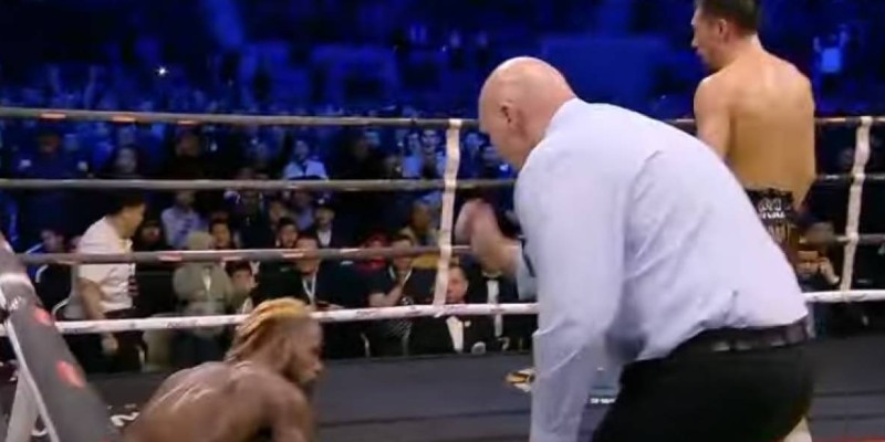 Жәнібек Әлімханұлы чемпиондық белбеулерін сәтті қорғады.