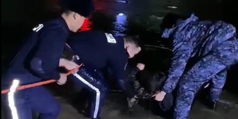 Полицейские Атырау спасли девочку из проруби под льдом.