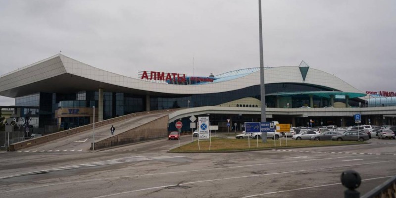 Пьяных иностранок сняли с рейса в Дубай в Алматы.