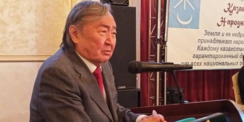 Президент наградил госстипендиями выдающихся деятелей культуры.