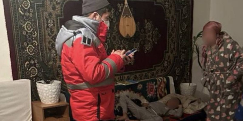Как спасатели из ДЧС выручили врачей и больного ребенка в Алматы.