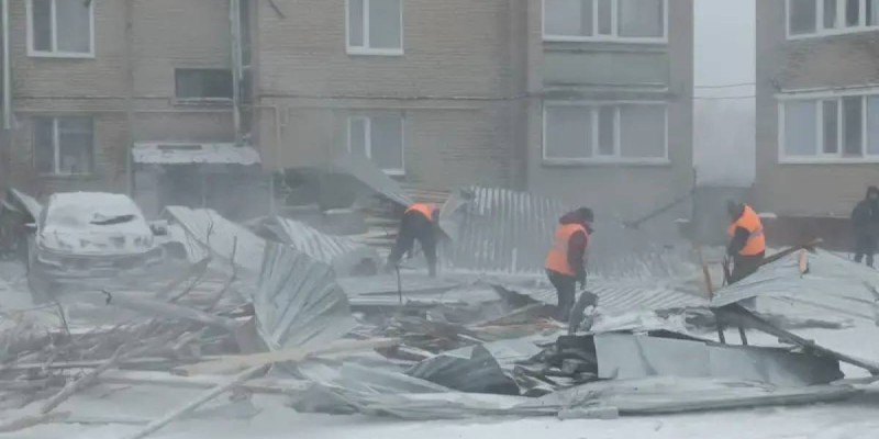 Страшная непогода в Костанайской области: крыша жилого дома улетела от ветра.