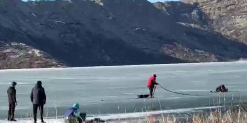Герой дня в Усть-Каменогорске: спас двух рыбаков из ледяной воды.