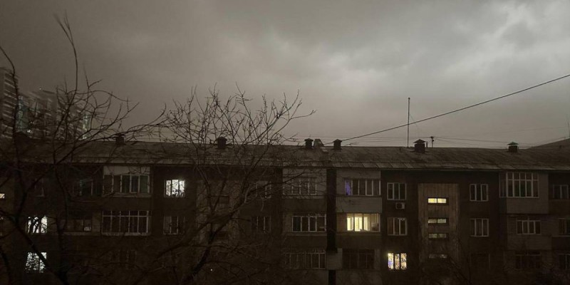 Пыльная буря обрушилась на Алматы.