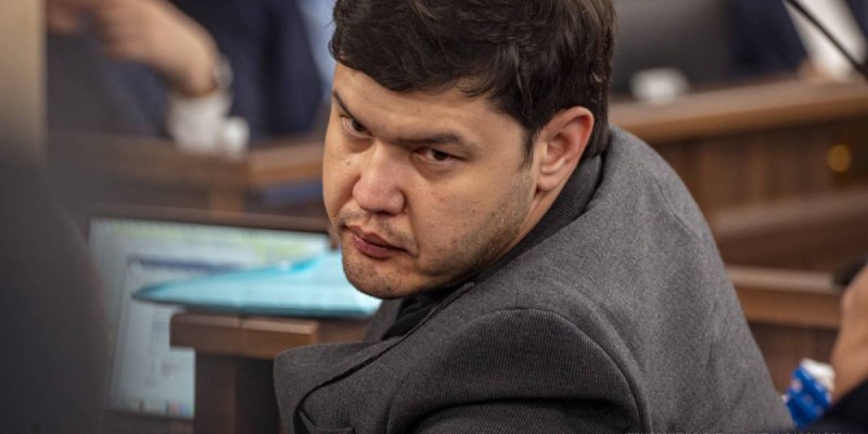 Брат Салтанат Нукеновой призывает дать ей самой ответить на обвинения.