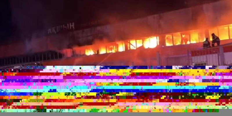 Ночной пожар на рынке в Семее: пожарные и полиция на месте происшествия.