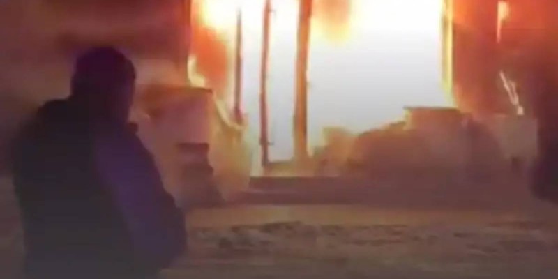 «Масштабный огонь в Шымкенте: Пламя охватило торговые павильоны».