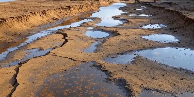 Актобе: Водохранилище мелеет, обнажая дно и добычу песка.