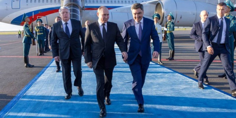Президент России Владимир Путин прибыл в Астану, где примет участие в саммите ШОС.