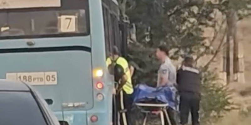 Шокирующее нападение в автобусе Конаева: пассажир получил ножевые ранения.