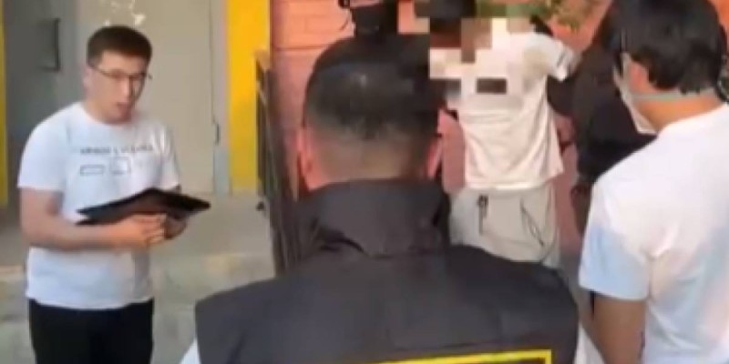 Молодой человек вымогает деньги за компрометирующее видео.