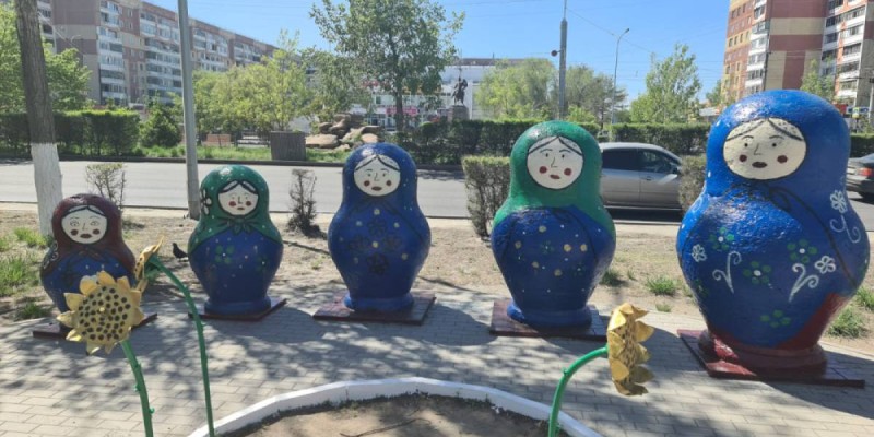 Этноаллея Павлодара: матрешки превратились в «аллею ужасов».