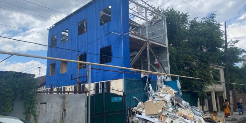 В Алматы сносят незаконно построенное трехэтажное здание.