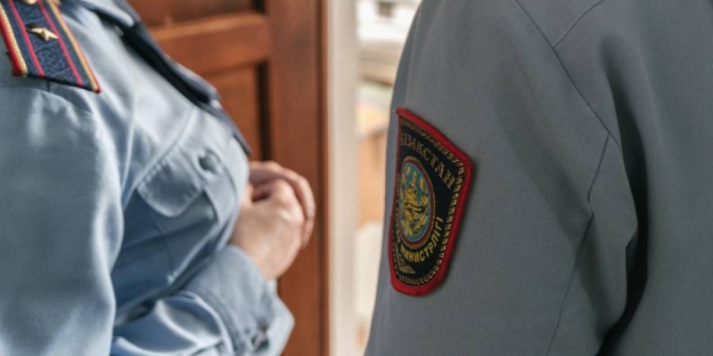 В Алматы школьницы избили парня и сняли это на видео.