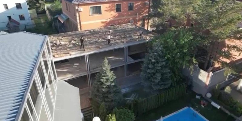 Снос незаконно построенного объекта в Алматы.