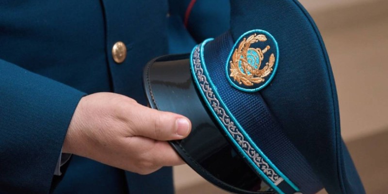 Мошенники в форме полицейских обманули акмолинца на миллион тенге.