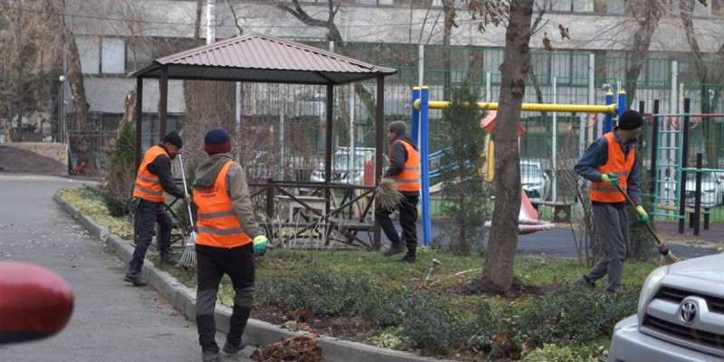 В Алматы будут штрафовать подрядчиков за плохую уборку дворов и улиц.