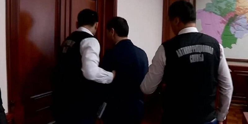В Шымкенте задержан руководитель управления жилья на заседании акимата.