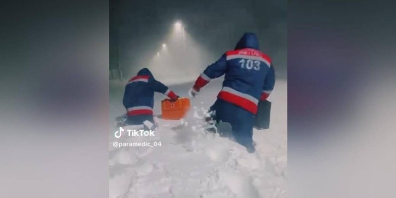 Героические медики преодолели сугробы, чтобы спасти пациента.