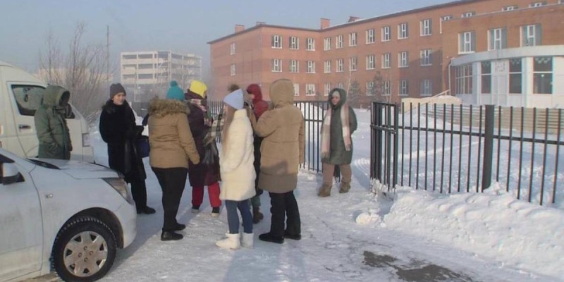 Протесты родителей в Астане: борьба за возвращение в историческое здание школы.