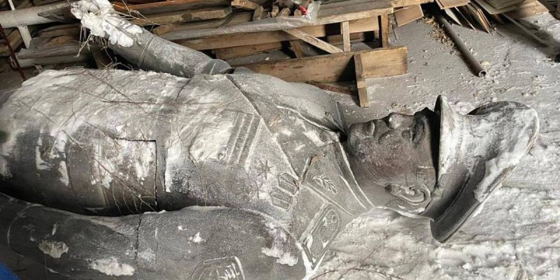 Перемещение памятника Нурсултану Назарбаеву в Астане.