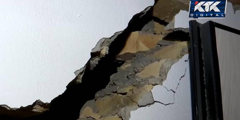 Срочная эвакуация в Казыгурте: новый дом для инвалидов и многодетных начал разваливаться.