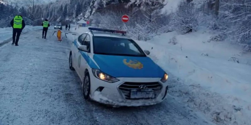 Новости погоды: дороги закрыты и блокпосты в горах Алматы.