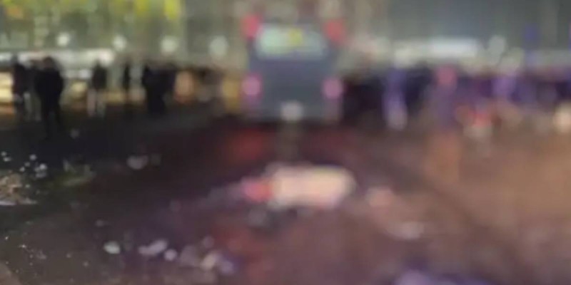 Автобус снес людей на остановке в Алматы: три человека погибли.