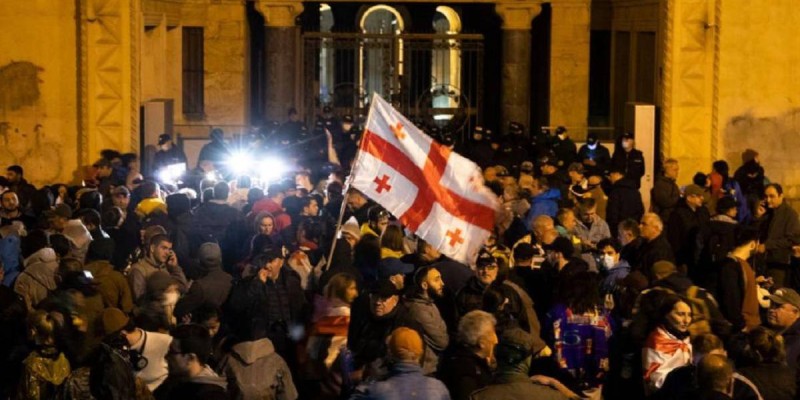 Протесты против закона об «иноагентах» в Грузии: насилие и реакция общества.
