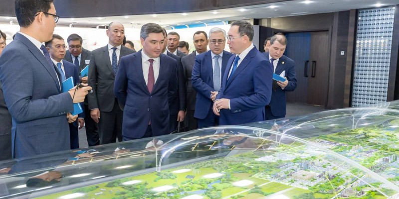 Премьер-министр Казахстана Олжас Бектенов ознакомился с планами развития городов Конаев и Алатау.