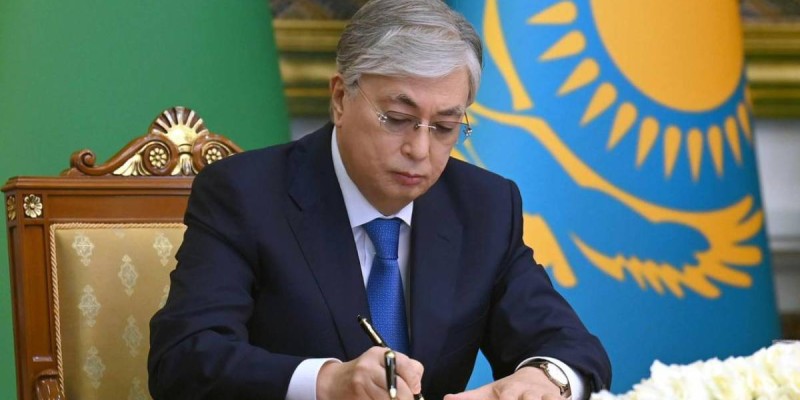 Токаев подписал запрет на въезд педофилам и экстремистам.