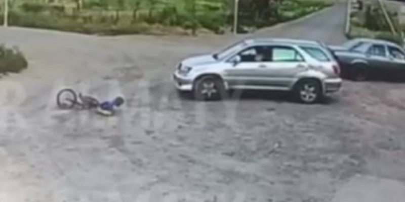 Водитель Lexus наехал на ребенка и скрылся.