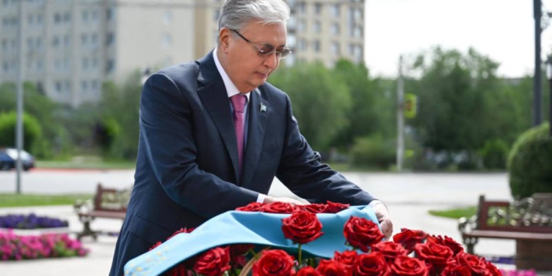 “Я специально приехал“. Токаев возложил цветы к мемориалу Алие Молдагуловой.
