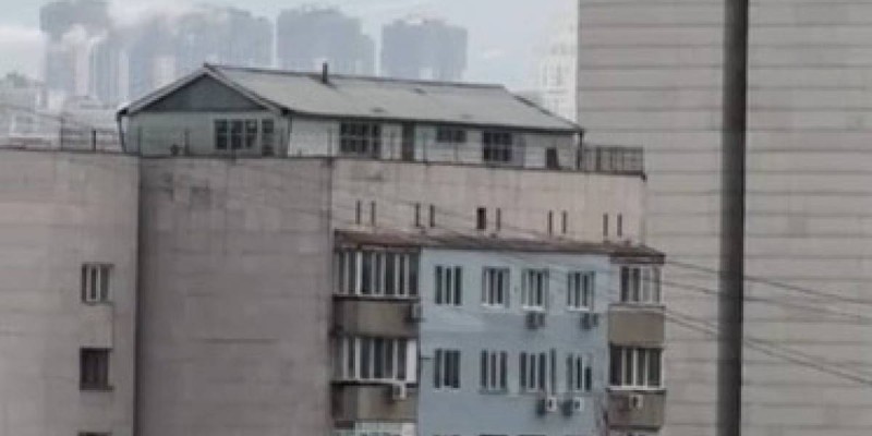Дом на крыше многоэтажки в Алматы: акимат судится с хозяином.