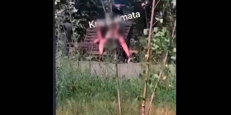 Пара занялась сексом прямо на скамейке в Алматы.