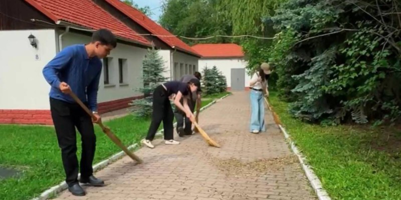 Алматинские волонтёры провели уборку в детских домах.