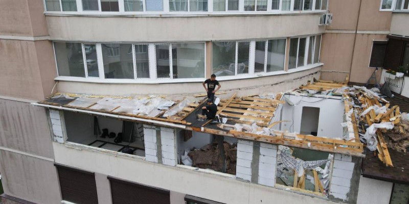 В Алматы сносят пристройку к ЖК.