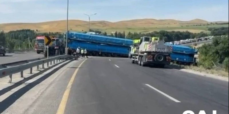 Огромную пробку создал водитель грузовика на трассе Тараз – Шымкент.