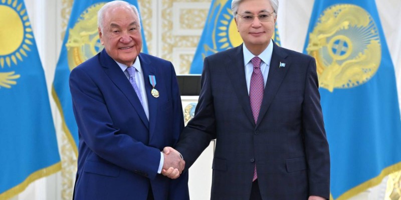 Токаев вручил госнаграды.
