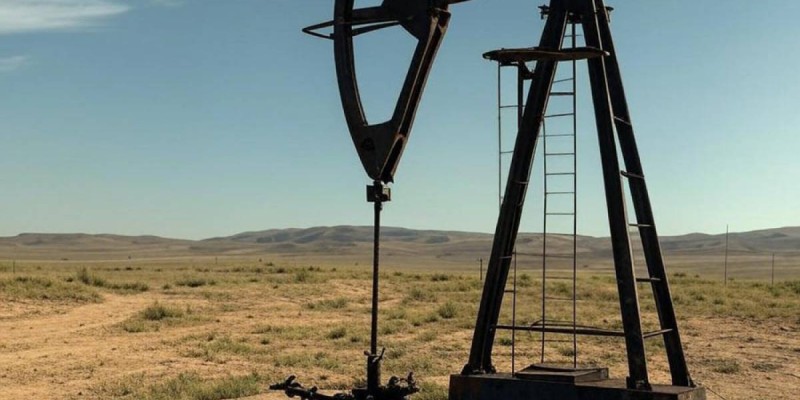 На западе Казахстана загорелась нефтяная скважина.