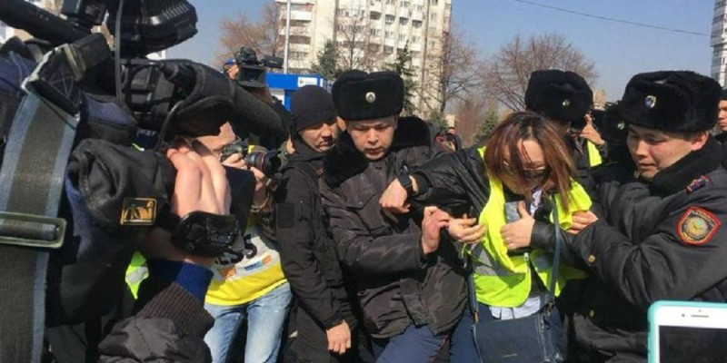 В избиении журналиста обвиняют полицейских Шымкента.