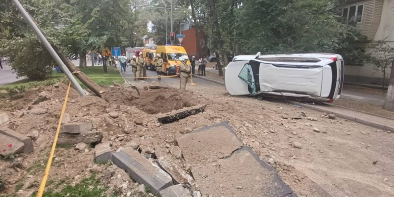 Газ рванул в Алматы: машина перевернулась, люди пострадали