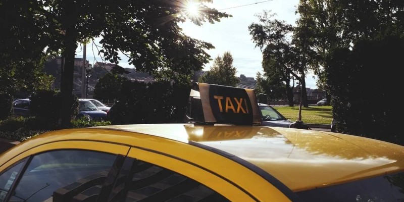 Казахстанка продала квартиру и передала деньги мошенникам через такси