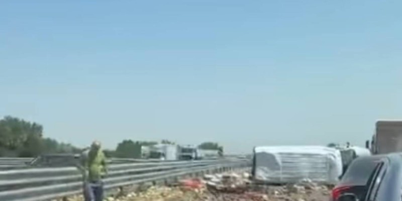На БАКАД перевернулся грузовик с овощами — образовалась пробка