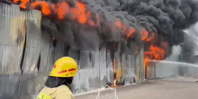 В Алматы склад разгорелся