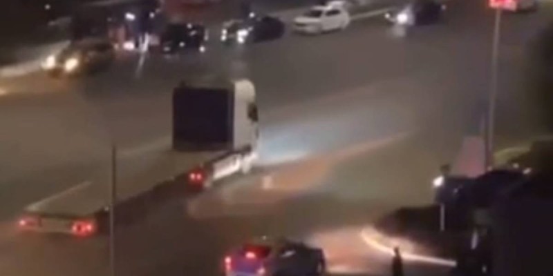 Грузовик пытался уйти от погони в Актау — водителя остановили “ежом”