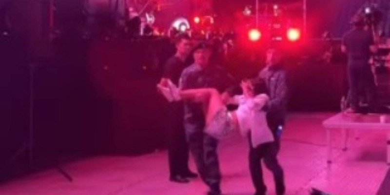 Жену полицейского выгнали с концерта Дженнифер Лопес
