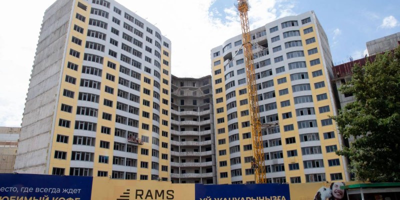 В Алматы ребенка ударило током во дворе ЖК от известного застройщика: девочка в реанимации