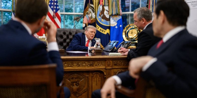 Момент звонка Трампа президенту Путину попал на камеру